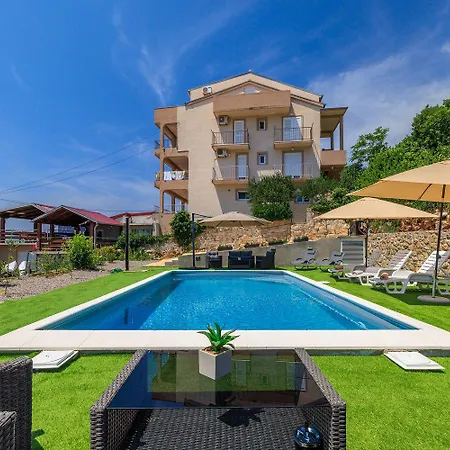 Komfortables Nur 350 Meter Zum Mit Meerblick, Pool, Aussendusche Apartmán Dramalj